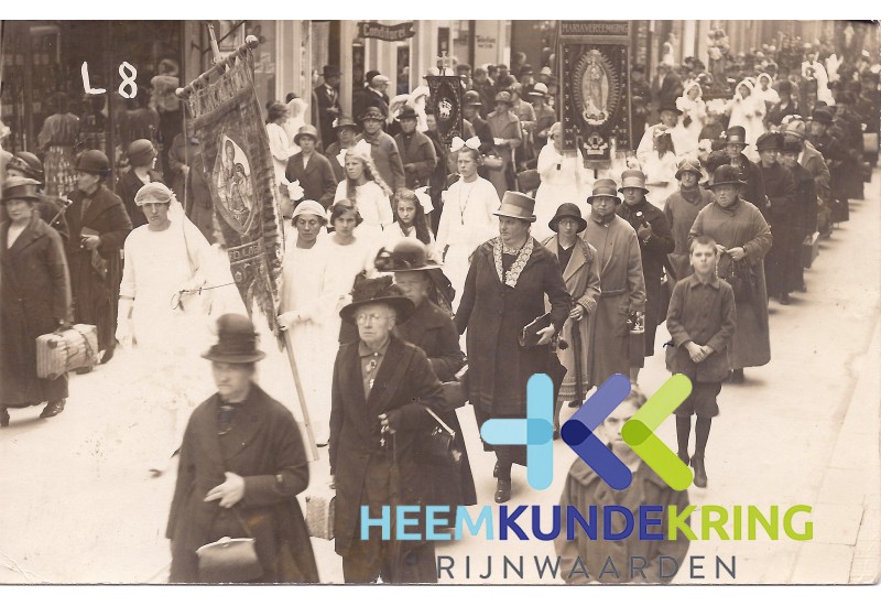 1927 Processie Kevelaar met oa. Dora Lutjrnhuis-Pastoor uit Coll. J.Peet . Coll HKR (3)